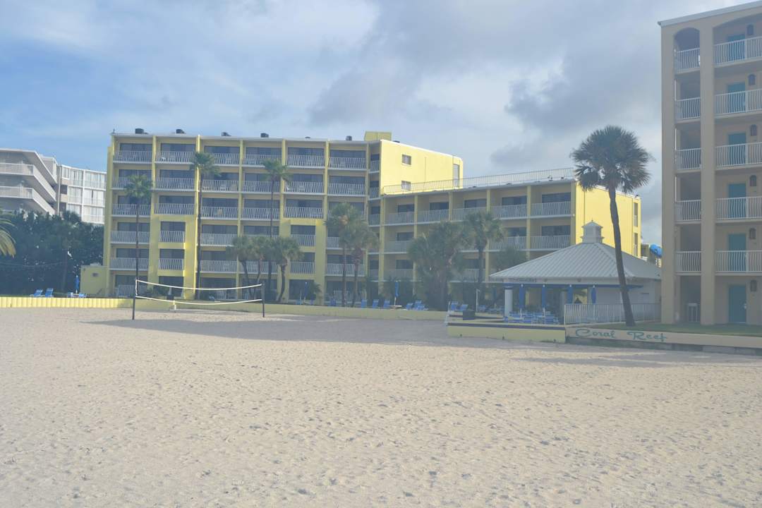 Sicht vom Strand Hotel The Alden Resort