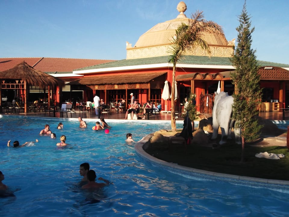 Бассейн и ресторан Pickalbatros Jungle Aqua Park Resort - Neverland Hurghada