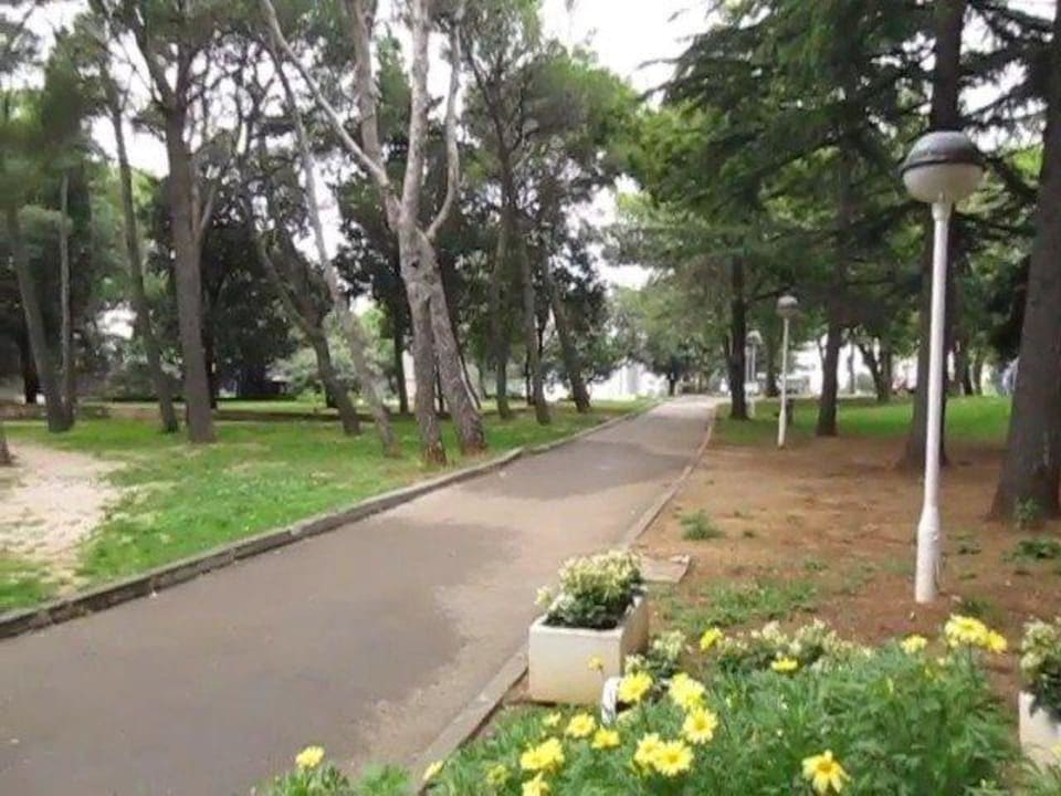 Weg vom Nebenhaus zum Haupthaus Falkensteiner Hotel Park Punat