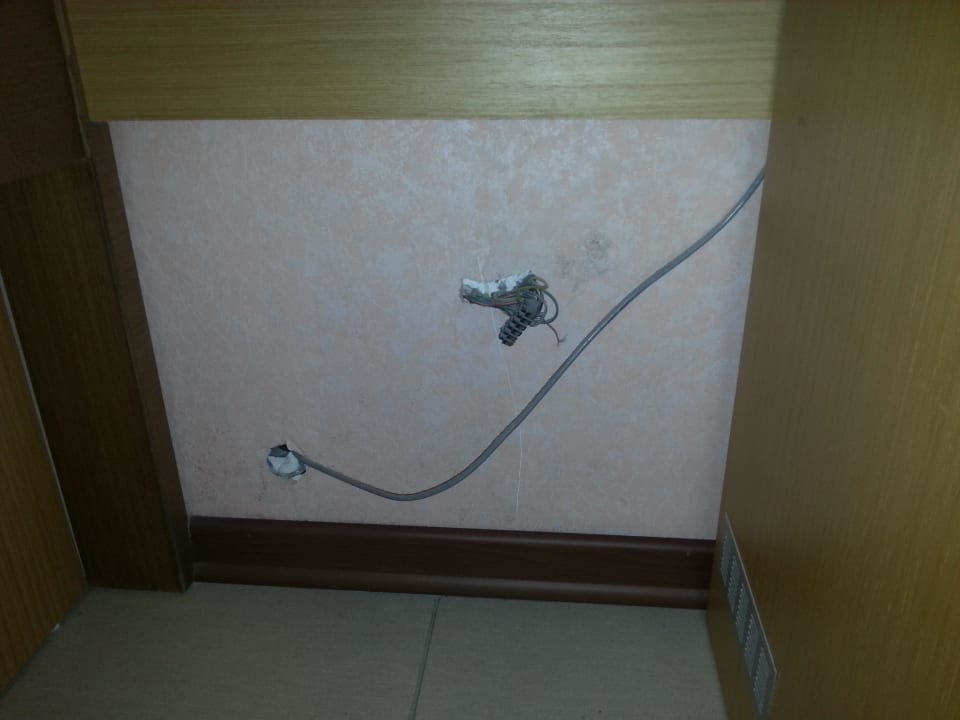 Offene Stromleitungen Remi Hotel