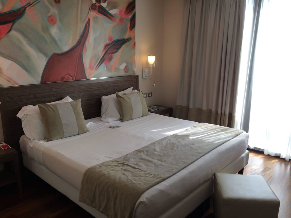 Zimmer mit sehr großem und bequemen Bett Hotel Ramada Plaza Milano