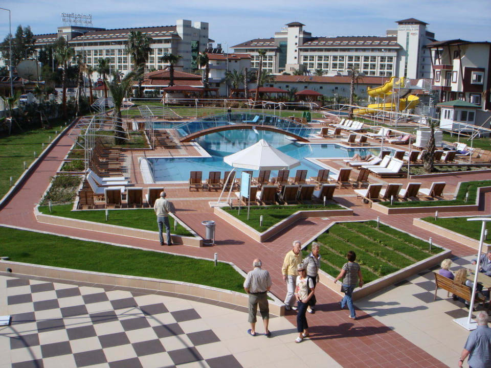 Blick von der Terrasse auf die Poolanlage Hotel Sidekum