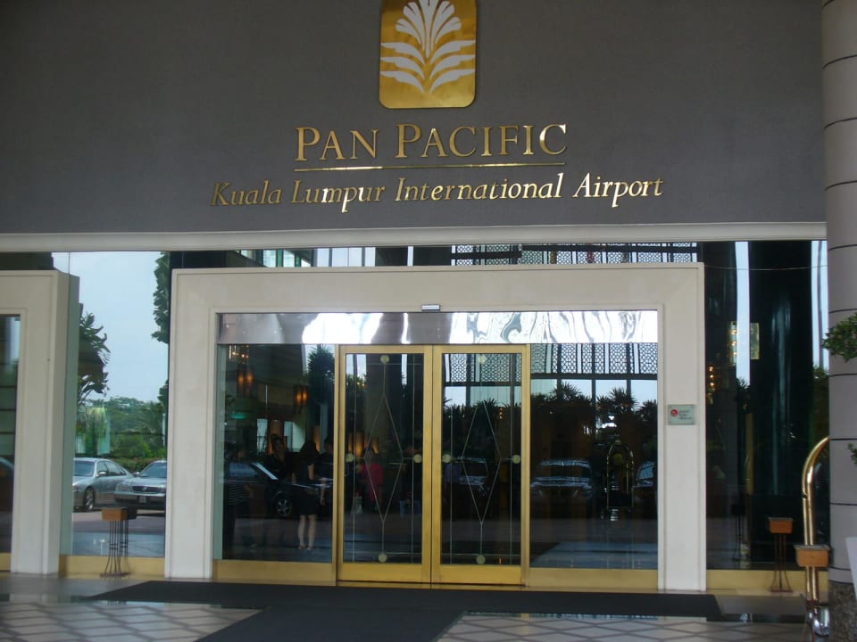 Hoteleingang von der Strasse her Sama-Sama Hotel, KL International Airport