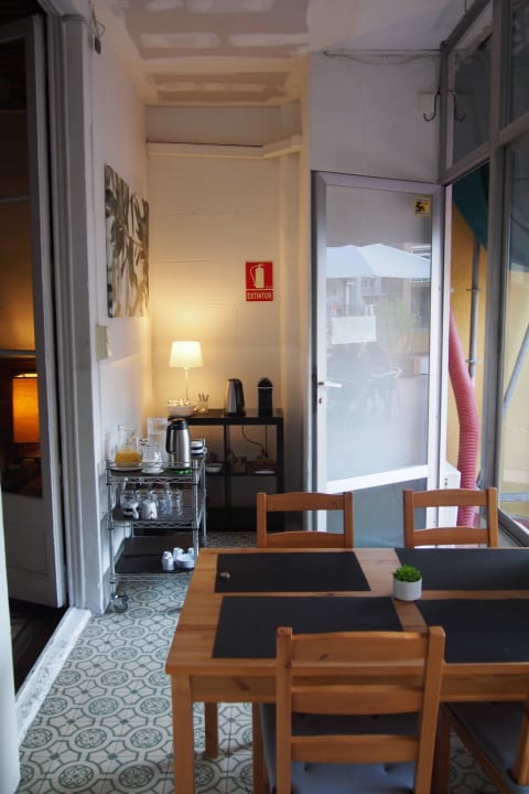 Esstisch mit Pad-Kaffeemaschine/Wasserkocher Tripledos B&B