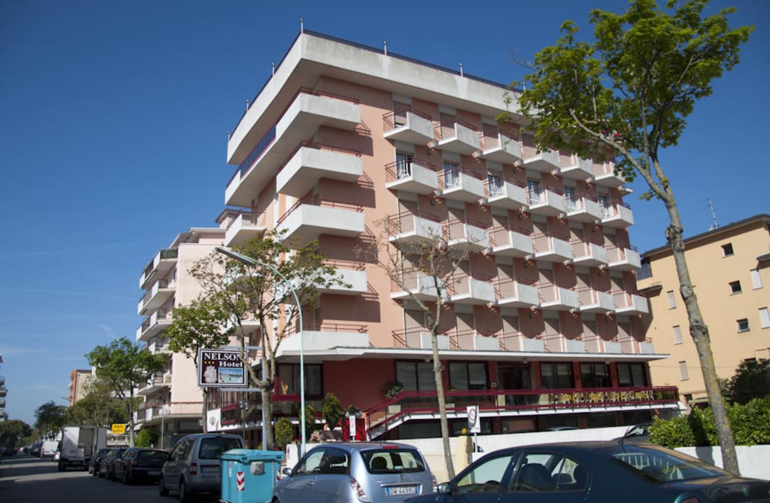 Hotelansicht - Unser Zimmer 5. Reihe, Zweites von links Hotel Nelson