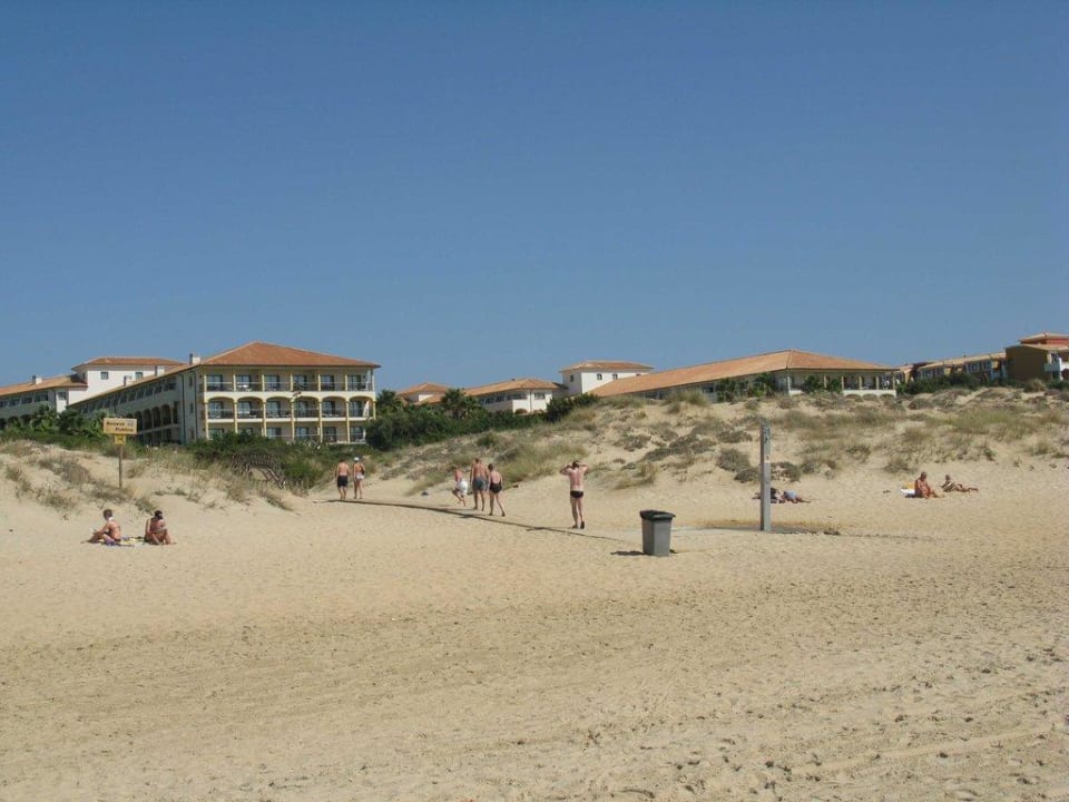 Am Strand, im Hintergrund das Hotel Iberostar Selection Andalucía Playa