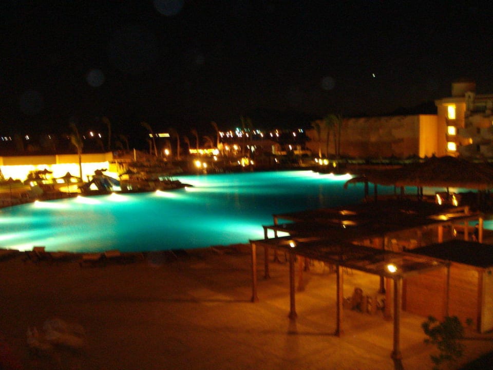 Večerní pohled Pyramisa Beach Resort Sahl Hasheesh