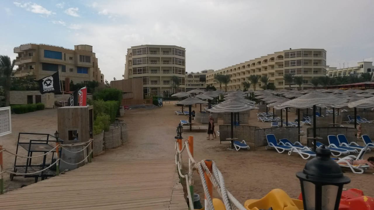 AMC Royal vom Strand aus gesehen. AMC Royal Hotel & SPA