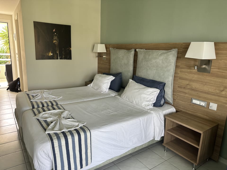 Zimmer Acharavi Beach Hotel