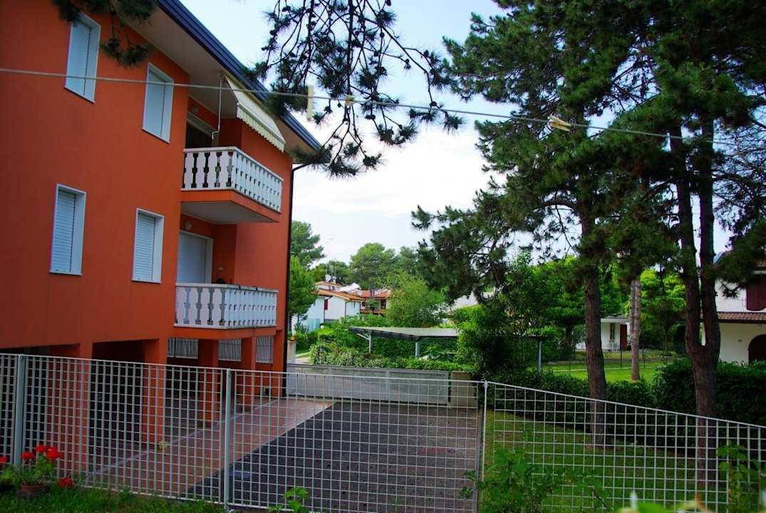 Zu den Nachbargrundstücke Villa Erica