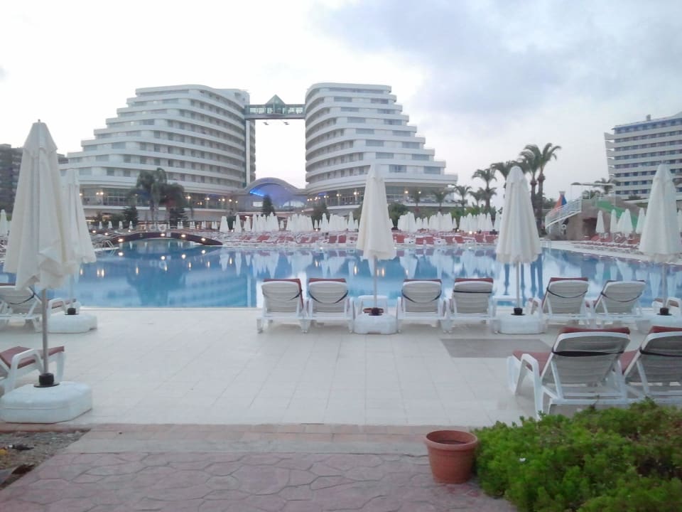 Blick zum Hotel und Pool Hotel Miracle Resort