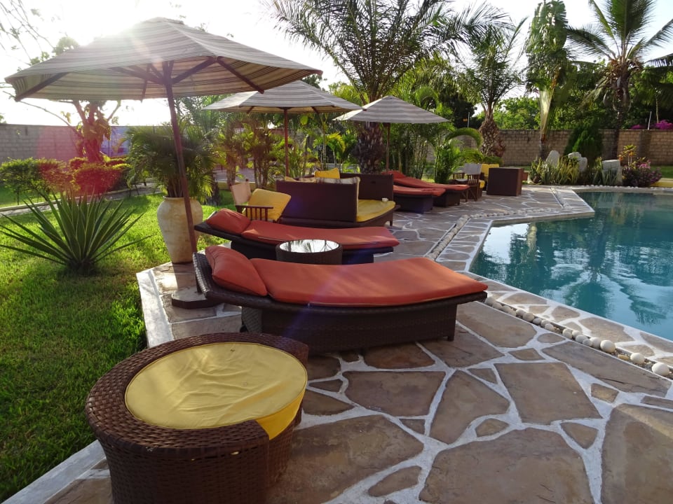 Entspannung am Pool Amani Luxury Apartments