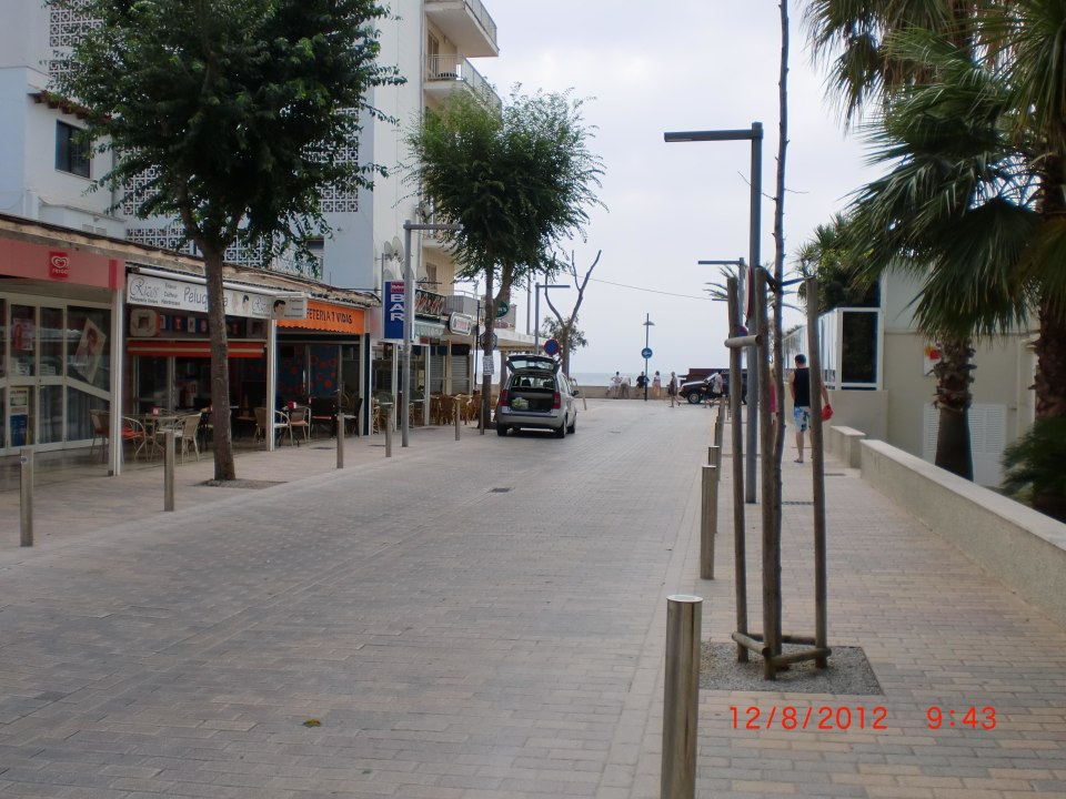 Blick vorm Hotel-Eingang nach rechts zum Strand Sabina Hotel & Suites