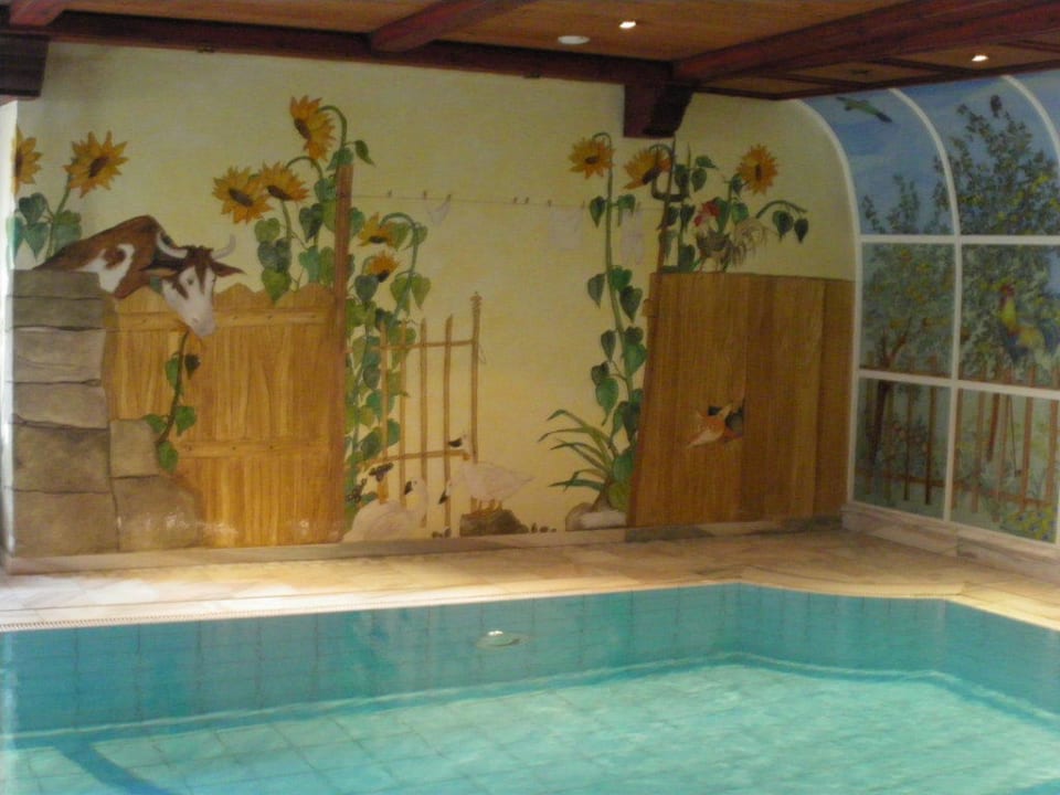 Nette Malereien neben beim Pool Neuhaus Zillertal Resort