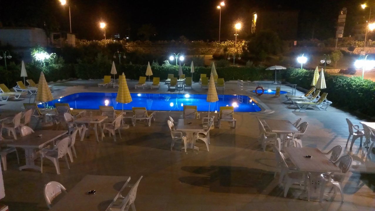 Pool am Abend Opia Hotel