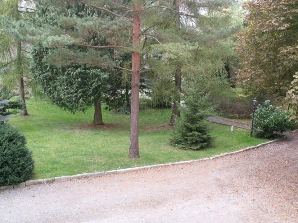 Blick vom Zimmer in den Garten Schlosshotel Stecklenberg