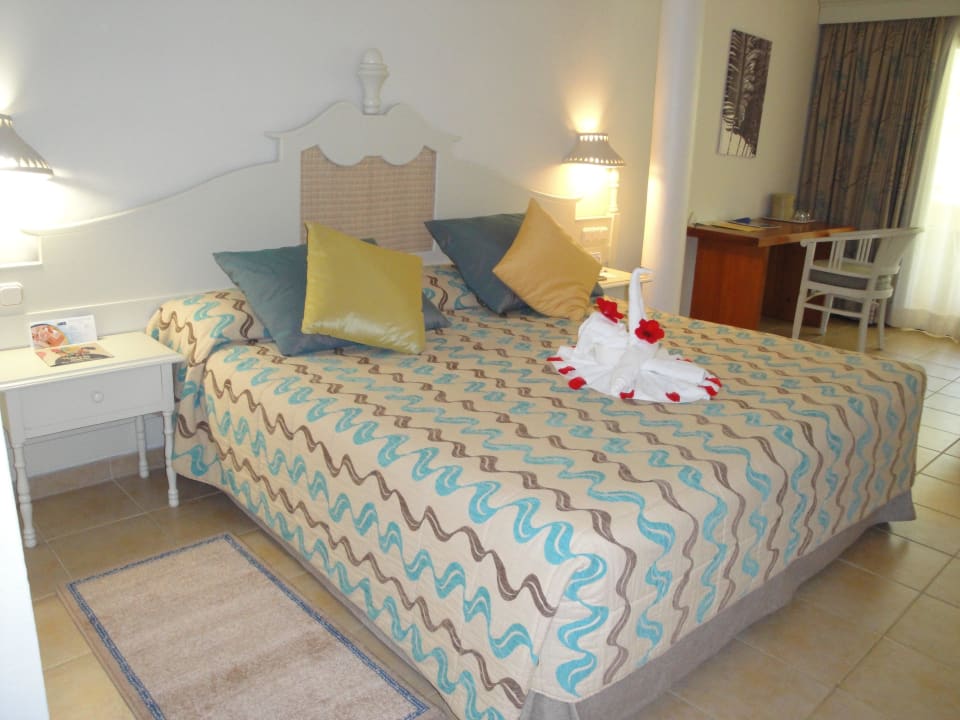 Grosses bequemes Bett Iberostar Waves Costa Dorada