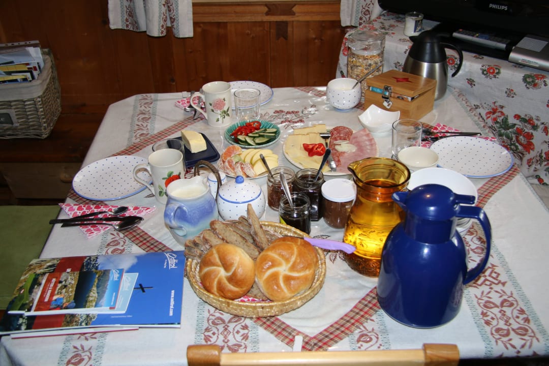 Das Frühstück Bergbauernhof  Ausserberglet & Sandalm  Almhütte
