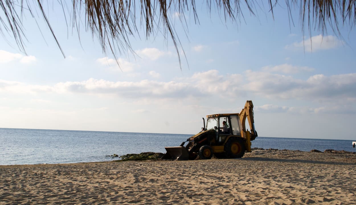 Bagger zur Algenbeseitigung Hotel El Mouradi Djerba Menzel