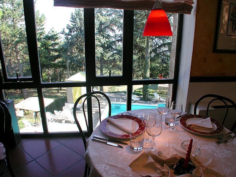 Vista angolo ristorante con finestra su piscina Residence L'Heritage suites Aristoteles 225 by Bluebay