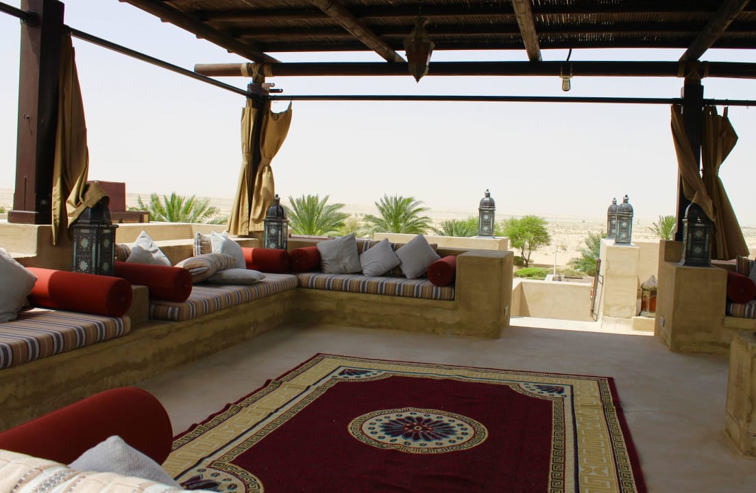 Sitzgelegenheiten wo hin man schaut  Hotel Bab Al Shams Desert Resort & Spa