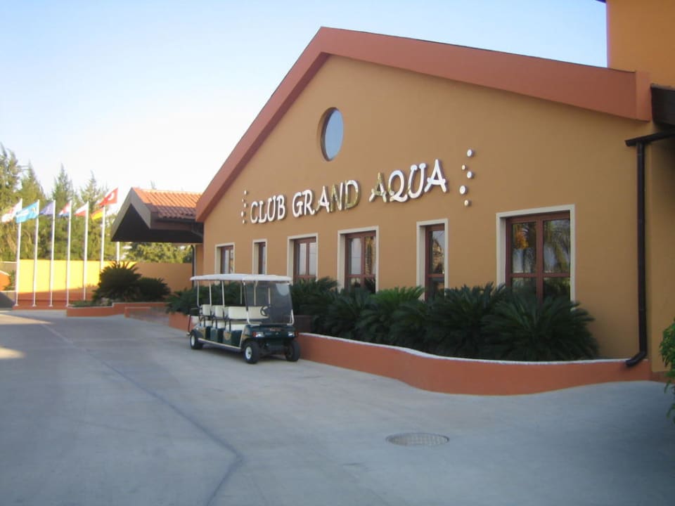 Eingang Hotel Club Grand Aqua