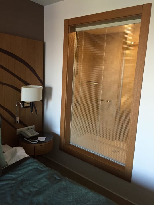 Blick vom Zimmer ins Bad - mit Jalousie  Paloma Oceana
