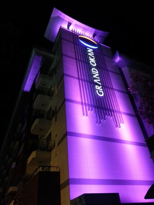 Seitliche Frontansicht am Abend Hotel Grand Okan