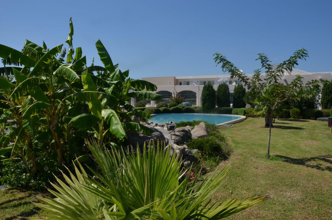 Vor dem Hotel Atlantica Marmari Palace