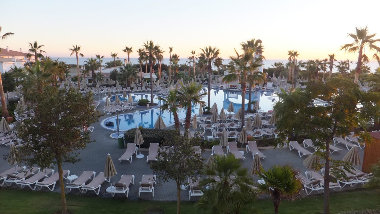 Blick auf einen Teil der Poolanlage Hotel Riu Chiclana