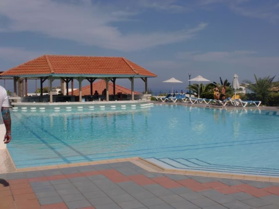 Ruhepool mit Poolbar Annabelle Beach Resort