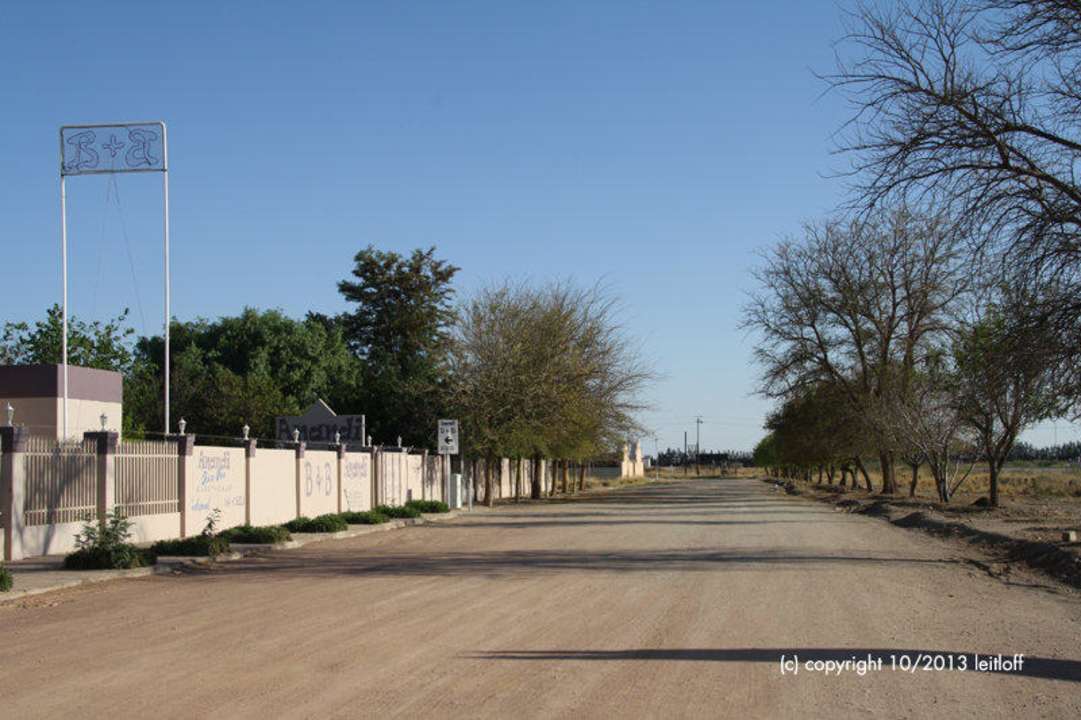 River Street - links Einfahrt zum Guesthouse Guesthouse Anandi