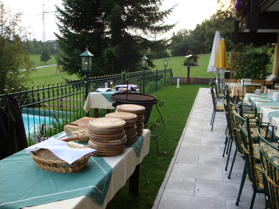 Vorbereitung zum Grillabend auf der Terrasse Hotel Silberfux