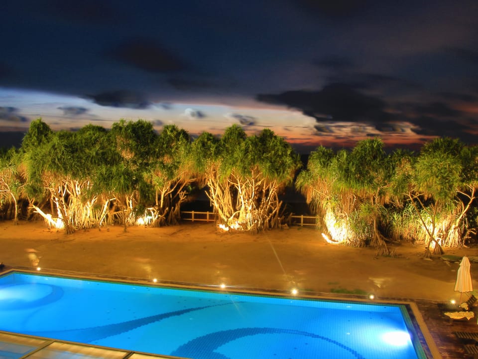 Pool am Abend Turyaa Kalutara
