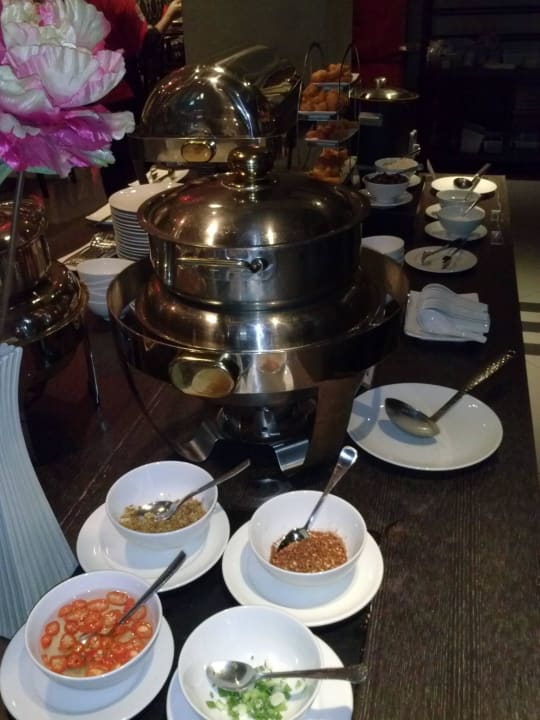 Część bufetu z chińskimi daniami Shanghai Mansion Bangkok