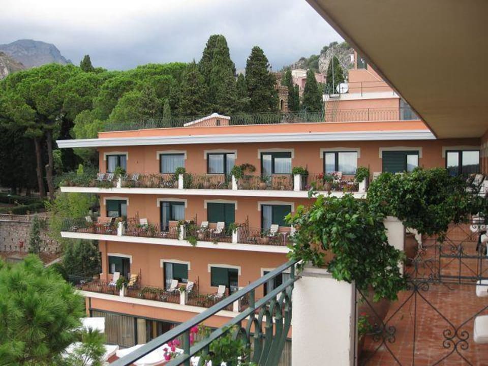 Blick vom Balkon zum Hotelbereich Hotel Villa Diodoro