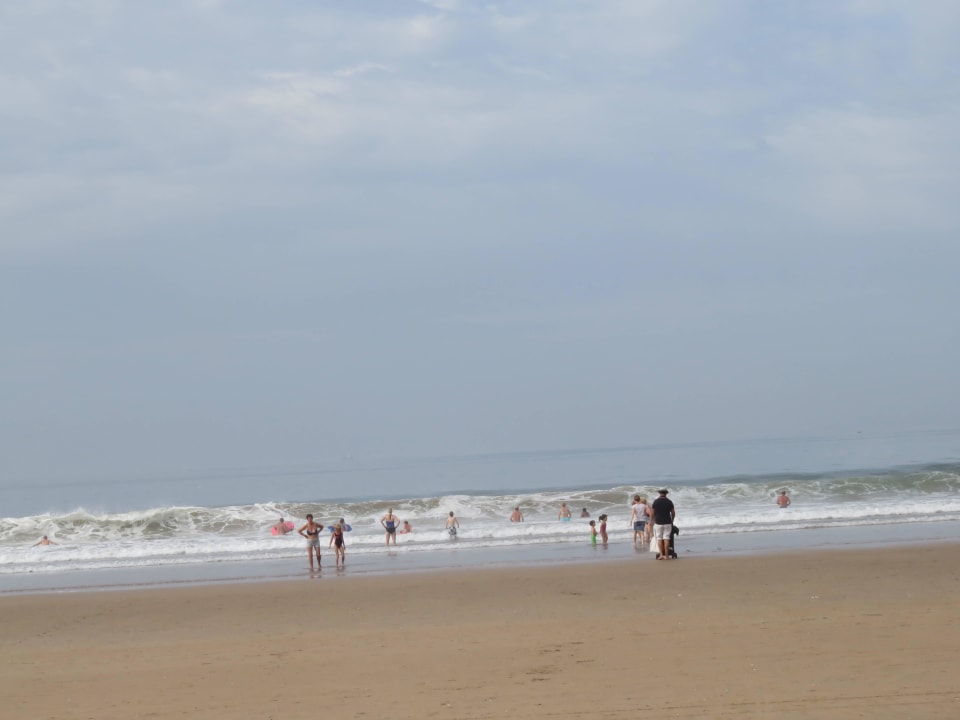 Hohe Wellen breiter Strand Dunes D'or Ocean Club