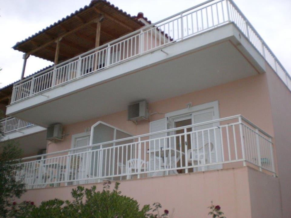 Rückansicht auf die Appartements Hotel Kastro Beach