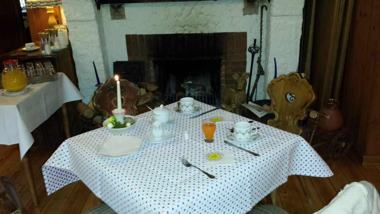 Frühstückstisch am Kamin Ferienhof Zur Alten Fuhrmanns-Schänke