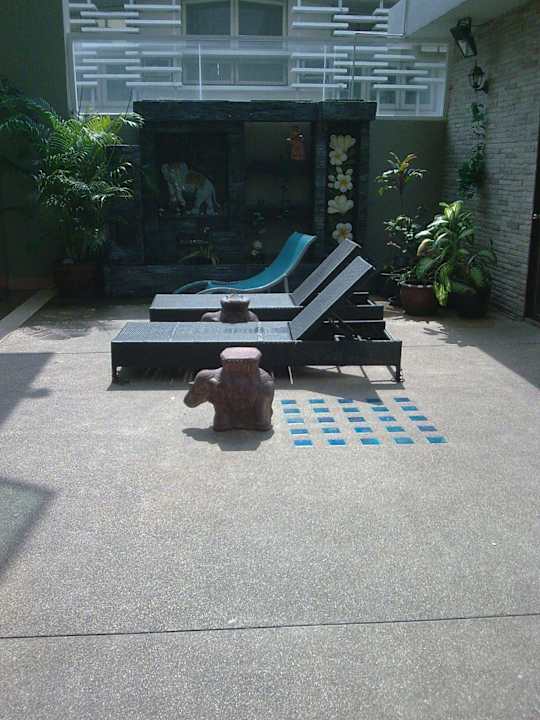 Nur insges. drei Liegen vorhanden, eine defekt!  Hotel Boss Suites