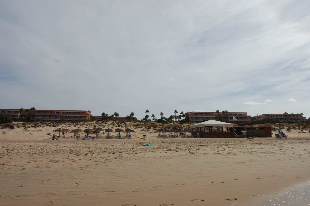 Strandbar und Liegen am Strand Hipotels Barrosa Park