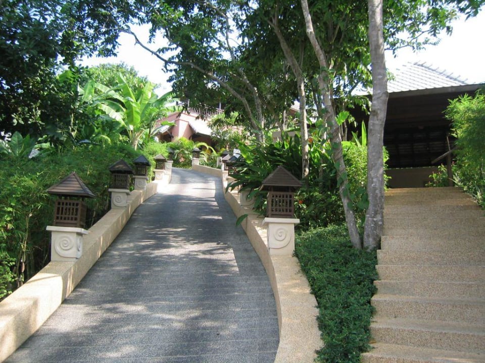 Weg nach oben zu den Chalets Fair House Villas & Spa