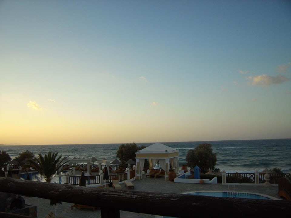 Poolanlage & Meerblick von der Cocktailbar Alexander Beach Hotel & Village Resort