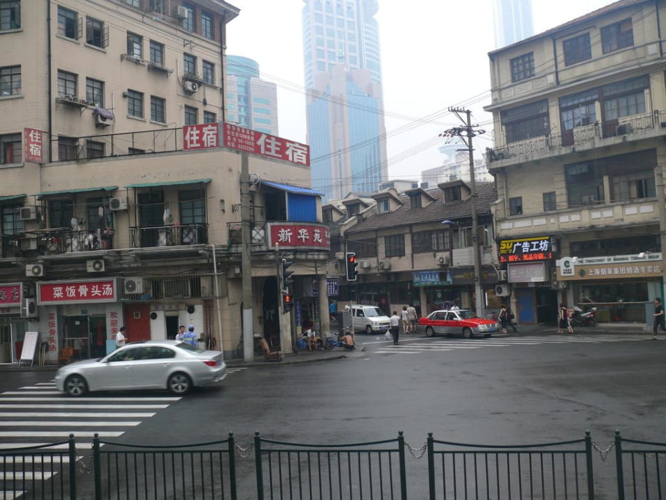 Gegenüber Eingang Hotel The Bund Hotel