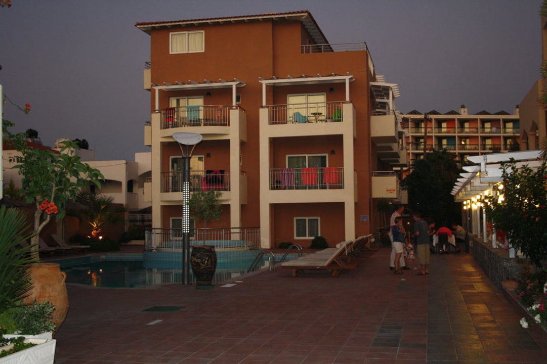 Pool am Eingang High Beach Resort