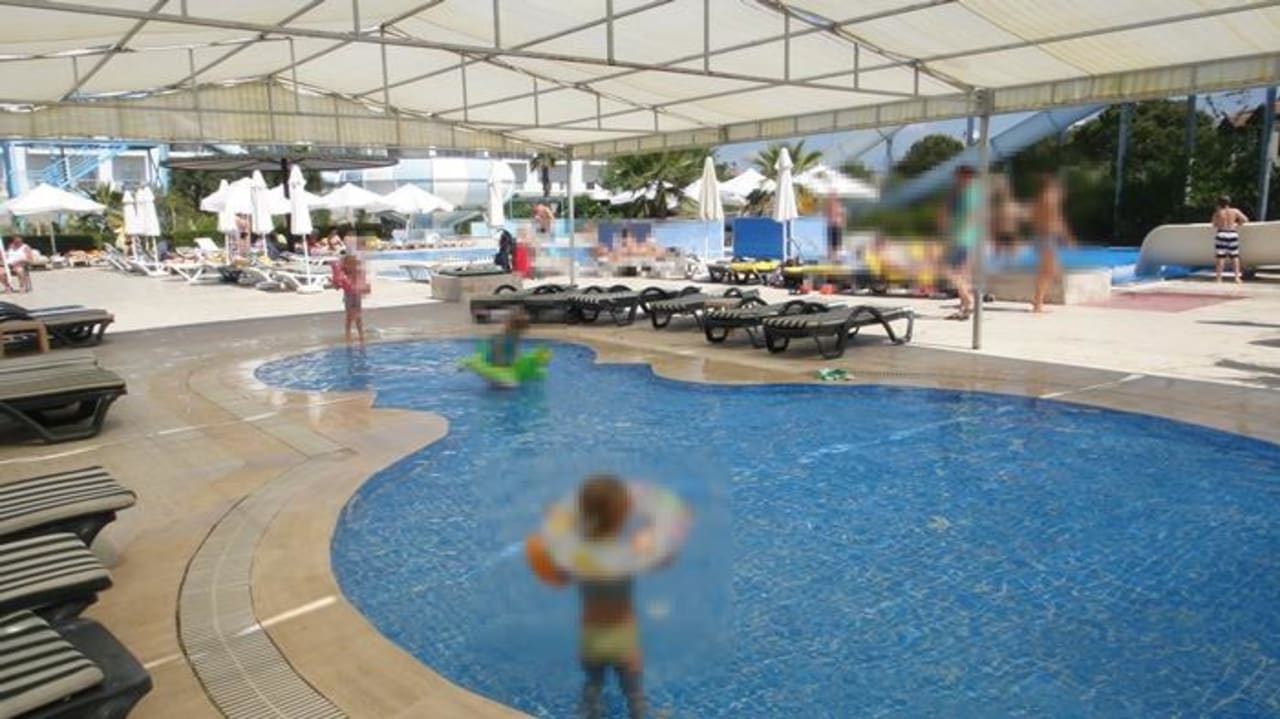 Kryty brodzik dla dzieci przy zjezdzalni  Selectum Family Comfort Side