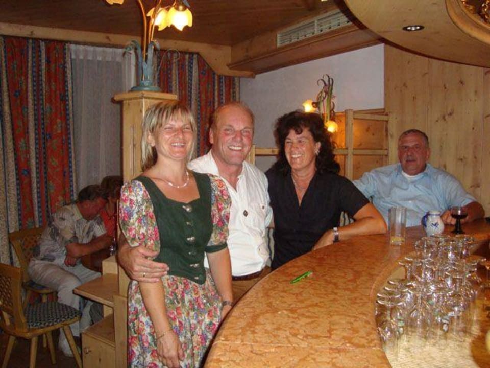 2 Dame von rechts, Frau Wirtin Hotel Waldheim