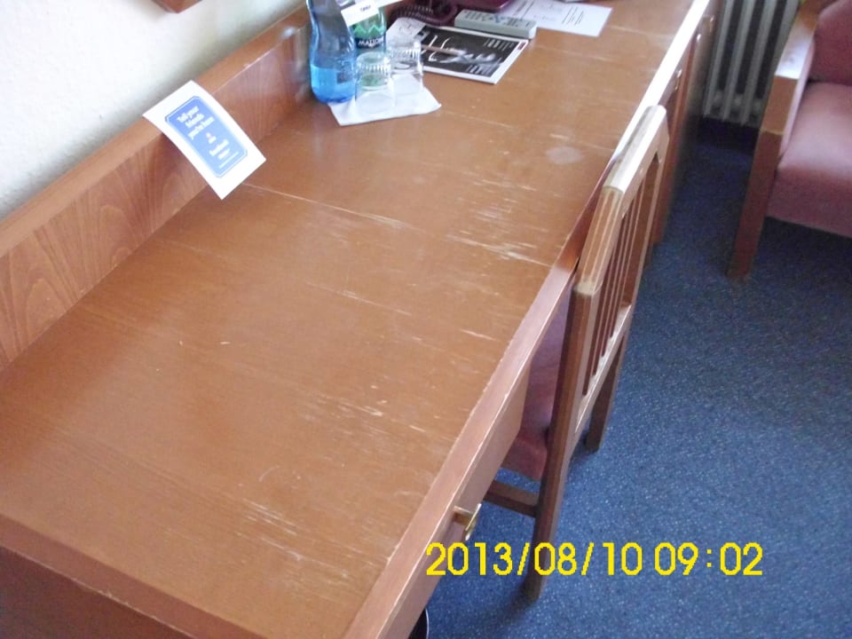 Abgenutzter Schreibtisch Zi. Nr. 208 Orea Resort Horizont