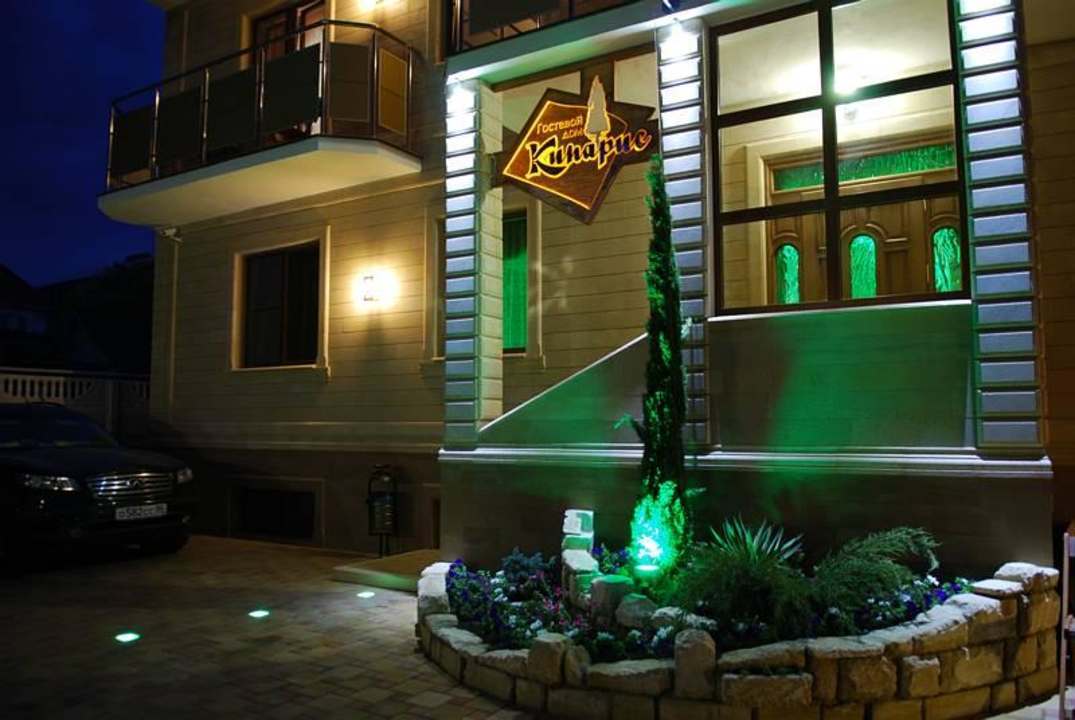 Центральный вход ночью Casa Cypress / Гостевой дом Кипарис