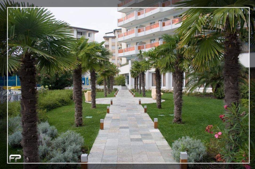 schön angelegte Gartenanlage Bibione Palace